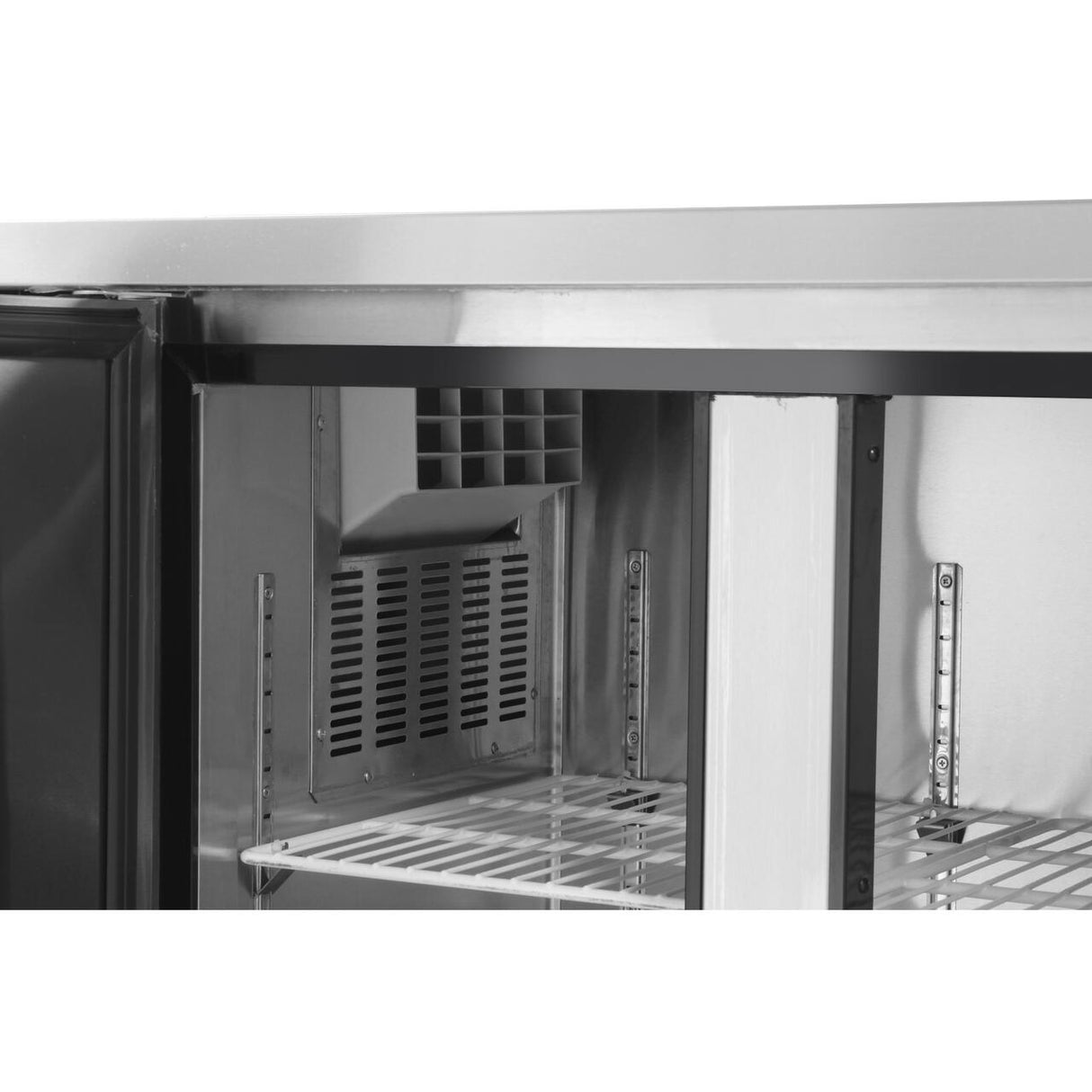 Frigider profesional ARKTIC by Hendi Kitchen Line cu 3 usi, 291 l, 1800x600x(H)800 mm otel inoxidabil 0/8°C ,270 W/230V, 3 rafturi, 2x 430x428 mm, 1x 490x428 mm incluse
