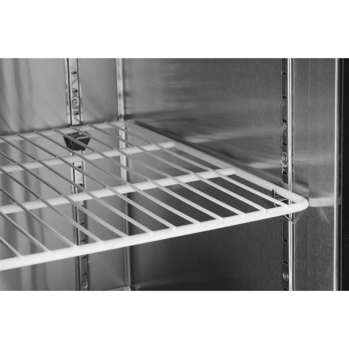 Frigider profesional ARKTIC by Hendi Kitchen Line cu 3 usi, 291 l, 1800x600x(H)800 mm otel inoxidabil 0/8°C ,270 W/230V, 3 rafturi, 2x 430x428 mm, 1x 490x428 mm incluse