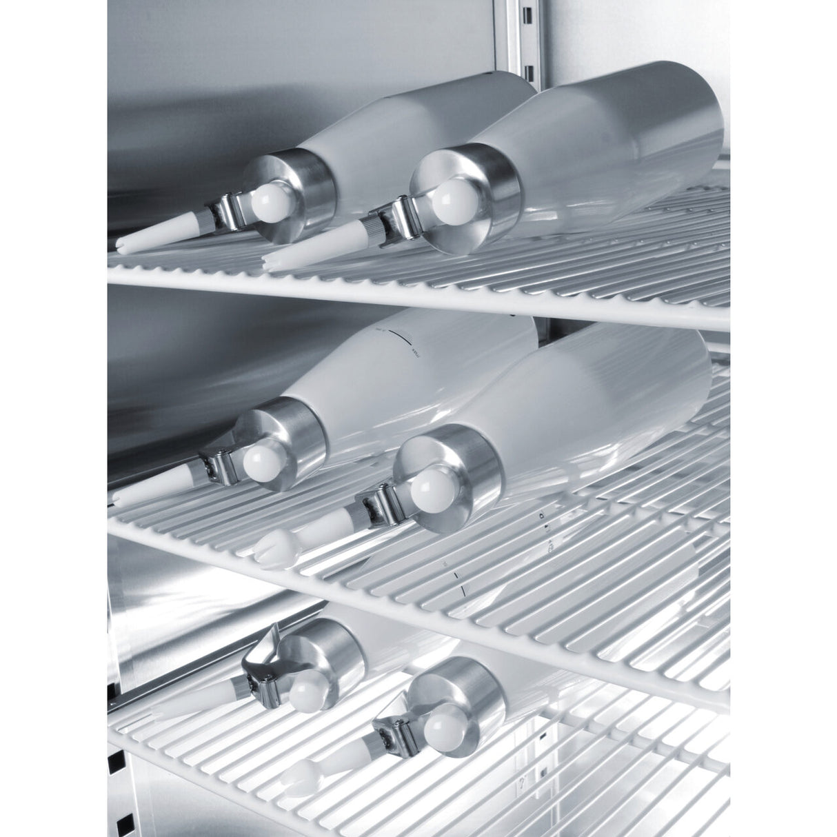 Aparat / sifon frisca Kitchen Line, Hendi, capacitate 0.95 lt, diam 9.5 x (H) 32 cm, incluse 3 duze polipropilena si perie curatare
