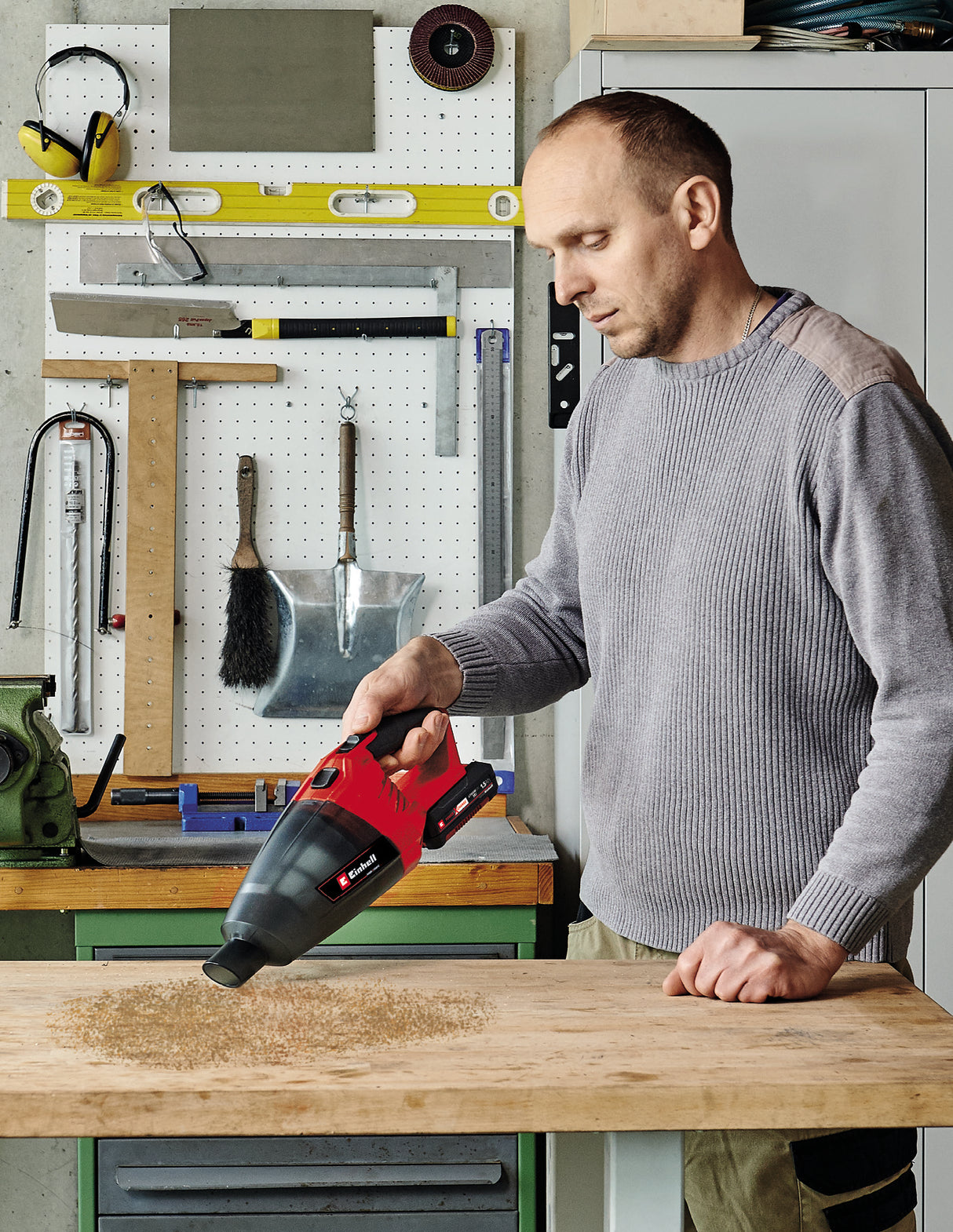 Aspirator portabil pe acumulator Einhell TE-VC 18 Li-Solo PXC (litiu-ion, recipient de praf de 540 ml, 3 duze, extensie, suport de perete, furnizat fara acumulator sau incarcator