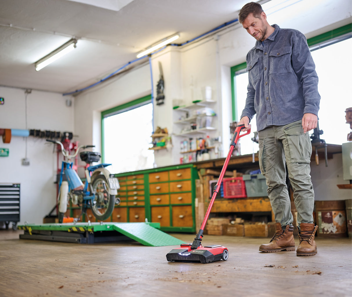 Matura pe acumulator Einhell TE-FS 18 Li-Solo Power X-Change, 18 V, rola de maturare latime 250 mm, buza de curatare, maner telescopic, fara sac, lumina LED, inclusiv accesorii, fara acumulator