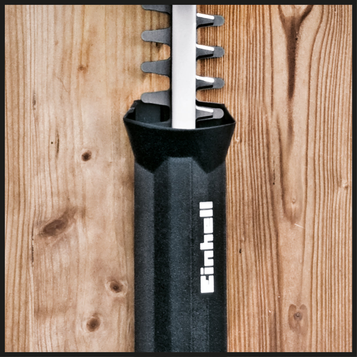 Einhell GH-EH 4245 elektromos sövényvágó, 420 W, vágási hossz 450 mm, vágási átmérő 12 mm, fém hajtómű, alumínium késvédő, kézvédők.