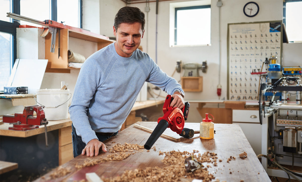 Einhell TE-CB 18/180 Li-Solo Power X-Change akkus lombfúvó, lítium-ion akkumulátorral, akár 180 km/h légáramlással. Üresjárati fordulatszám 15 500 ford/perc, 2 sebességfokozat, puha markolat, akkumulátor és töltő nélkül.