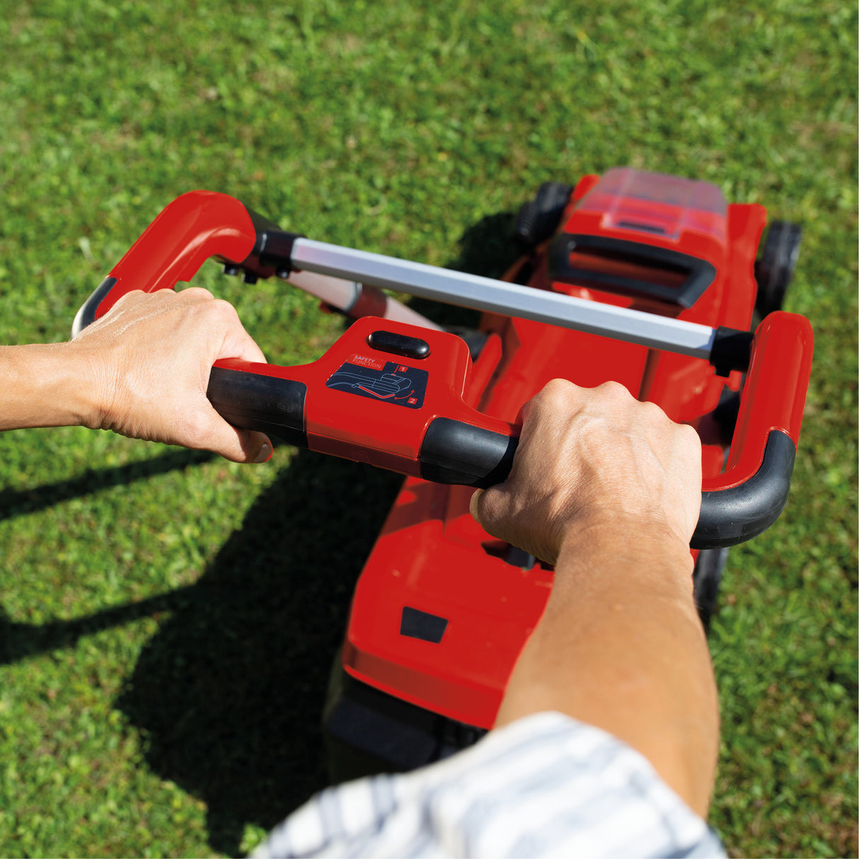 Einhell RASARRO 36/42 Kit Power X-Change akkus fűnyíró (36V, 42 cm vágási szélesség, akár 725 m², kefe nélküli motor, 50 l-es fűgyűjtő, mulcsozó funkció, 2x 5.2 Ah + 1x dupla töltővel)