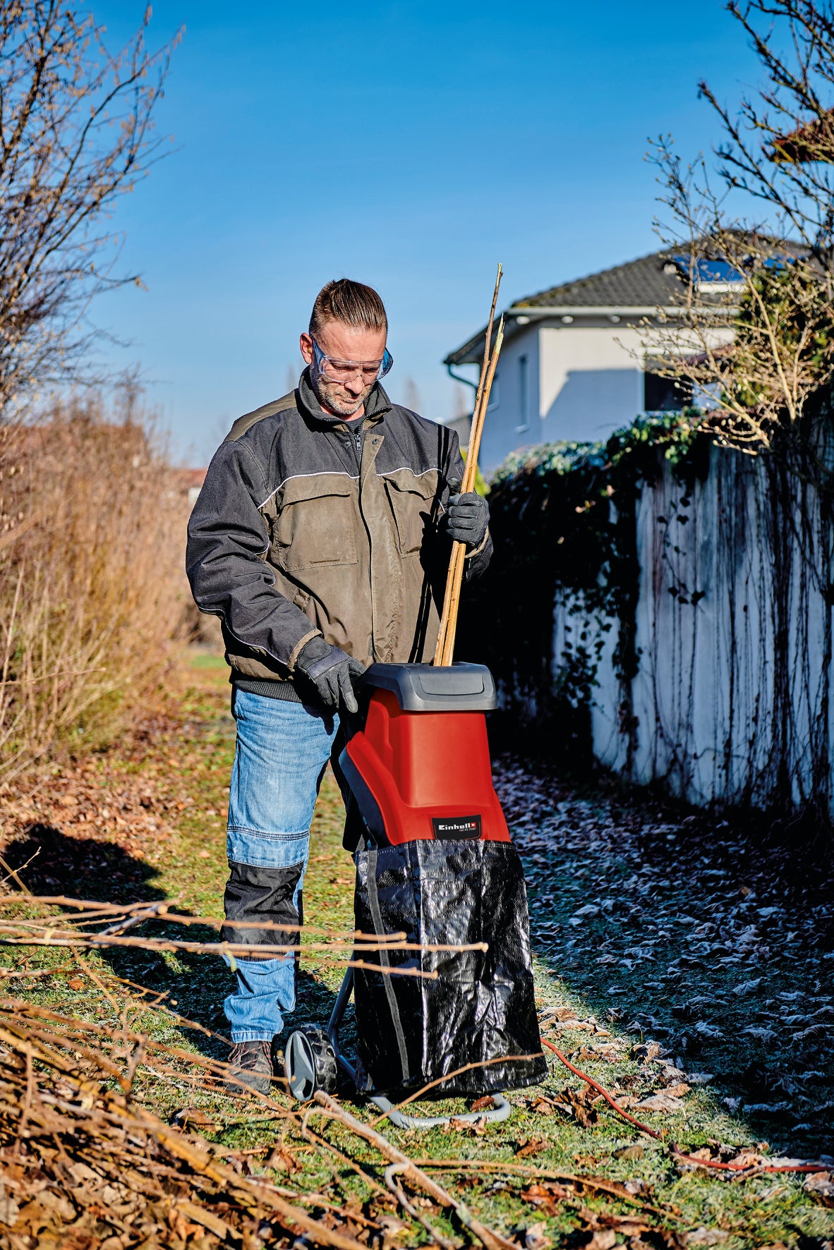 Einhell GC-KS 2540 elektromos faaprító, 2 db speciális acélból készült, megfordítható penge, nagy tartálynyílás, motorvédő kapcsoló, aprítógép hulladékgyűjtője, hordozófogantyú, faeltávolító eszköz