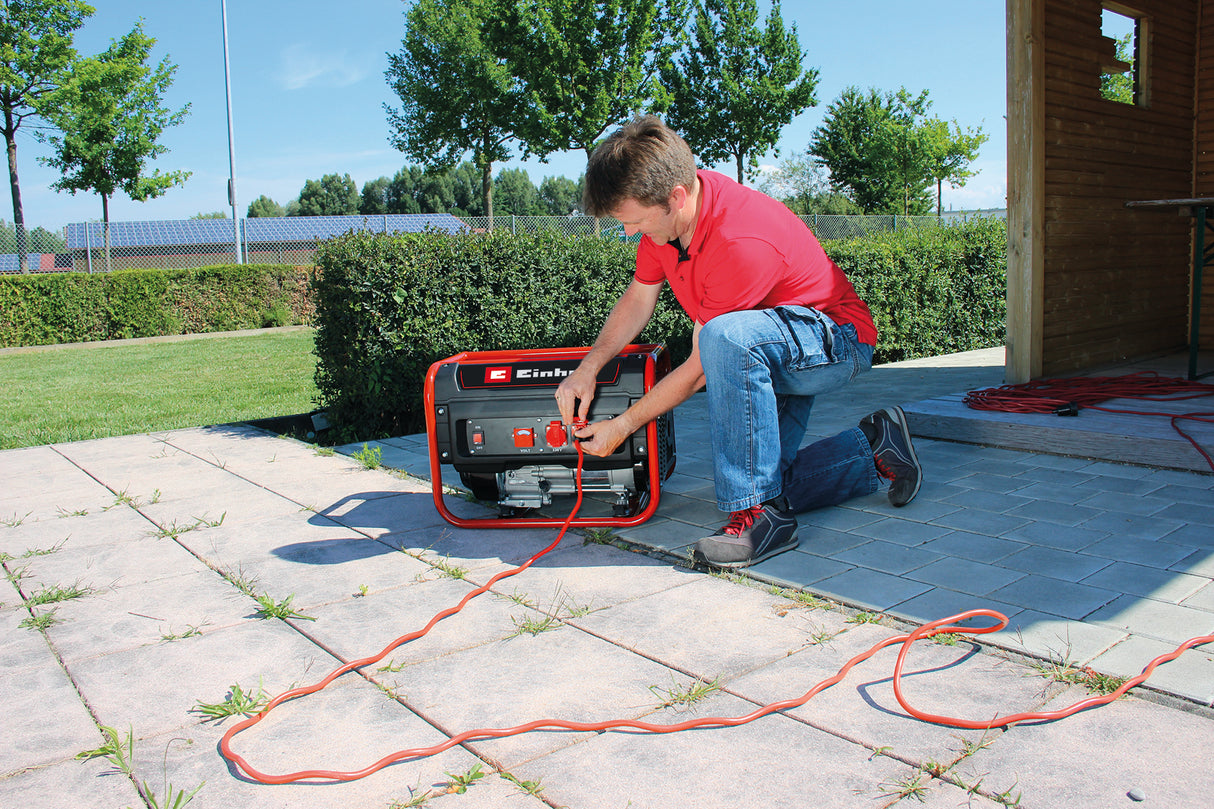 Einhell áramfejlesztő, benzinmotoros TC-PG 25/1/E5, 2100 W folyamatos teljesítmény, névleges áram 9,1 A 230 V-on, max. 2400 W, alacsony kibocsátású 4 ütemű motor, 2 db 230 V-os aljzat voltmérővel, 15 literes benzintank