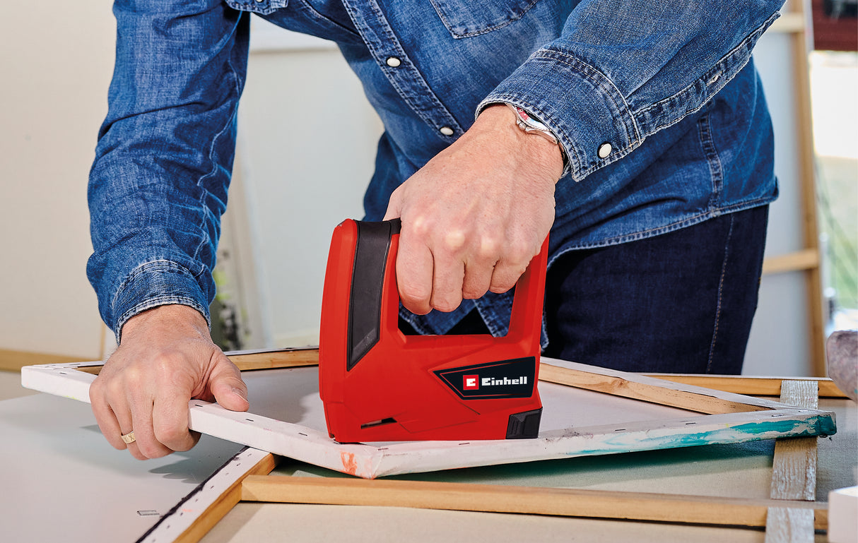 Einhell TC-CT 3.6 Li akkus tűzőgép, 3,6 V, 1,3 Ah, 30/perc, ergonomikus puha fogantyú, biztonsági hegy, a szállítás fémdobozt, töltőt és 1000 kapcsot tartalmaz