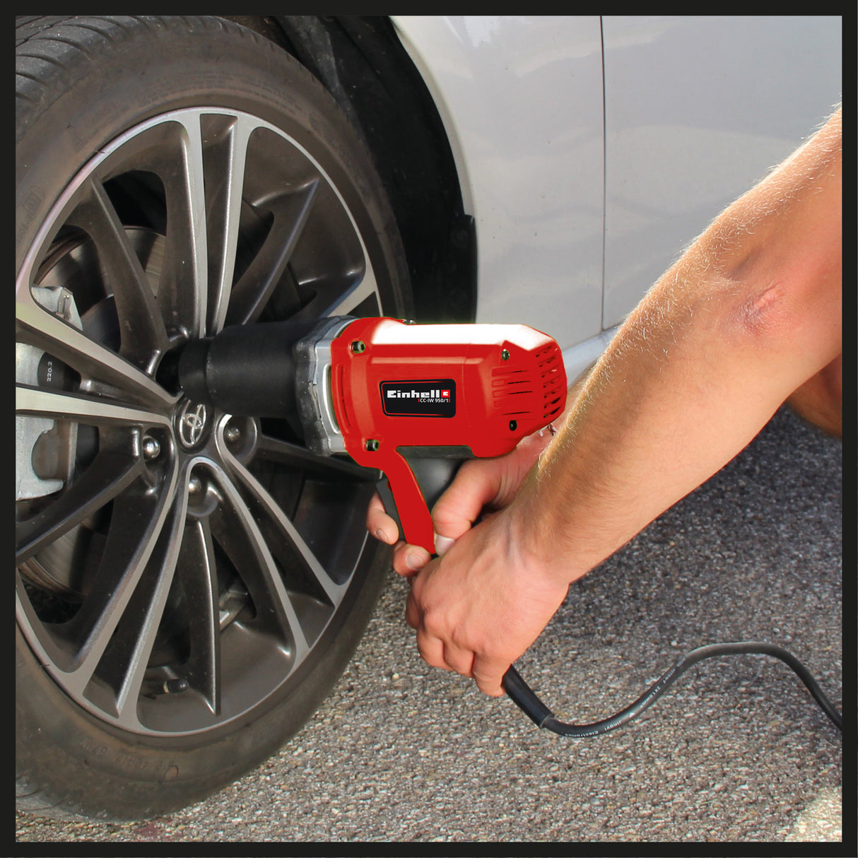 Einhell CC-IW 950/1 ütvecsavarozó, 950 W, 2300 fordulat/perc, maximális nyomaték 450 Nm, előre és hátra forgás, puha markolat, robusztus ütőszerkezet-ház, 17, 19, 21, 22 mm méretű dugókulcsokkal együtt