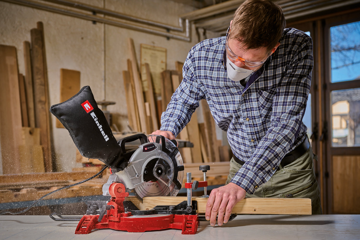 Einhell TC-MS 2112 kereszt- és gérvágó fűrész, max. 1600 W, 5000 fordulat/perc, kiváló minőségű keményfém fűrészlap, forgólap 45°-os szögállítással balra/jobbra