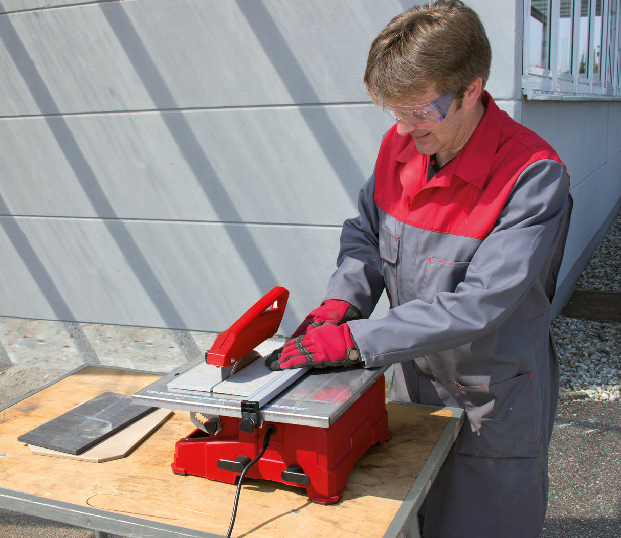 Einhell TC-TC 800 kerámialap-vágó gép, 800 W, 2950 fordulat/perc, rozsdamentes acél összecsukható asztal szögskálával, állítható szögütközővel, víztartállyal, párhuzamos ütközővel, vágókorongvédelemmel, hordozófogantyúval