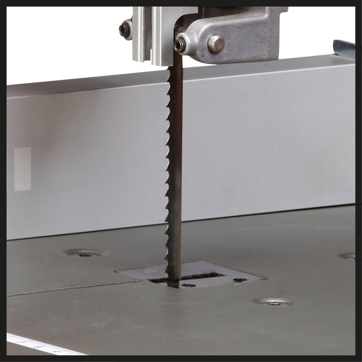 Einhell TC-SB 200 + szalagfűrész, 300 W, szerszám nélküli szalagcsere, párhuzamos ütköző, magasságállítás, robusztus szalagfűrész-vezető, folyamatosan állítható asztal