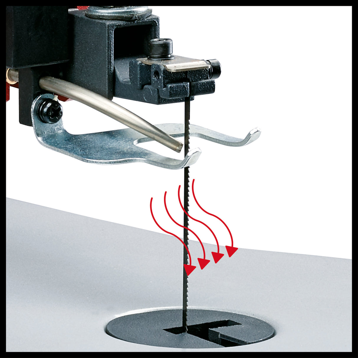 Einhell TC-SS 405 E szúrófűrész, masszív keret, állítható fémasztal, munkadarab-szorító, gyorskioldó eszköz, fűrészlapokkal együtt
