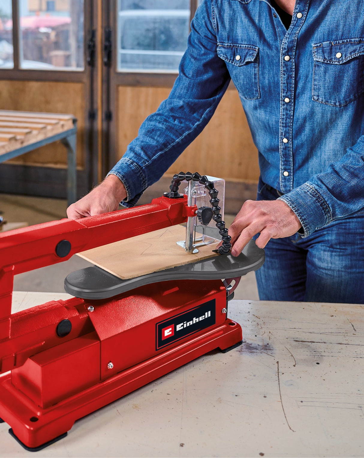 Einhell TC-SS 406 E körfűrész, 120 W, vágási magasság 50 mm, 47°-ban dönthető asztal, változtatható sebesség, fúvó, 2 fűrészlappal együtt