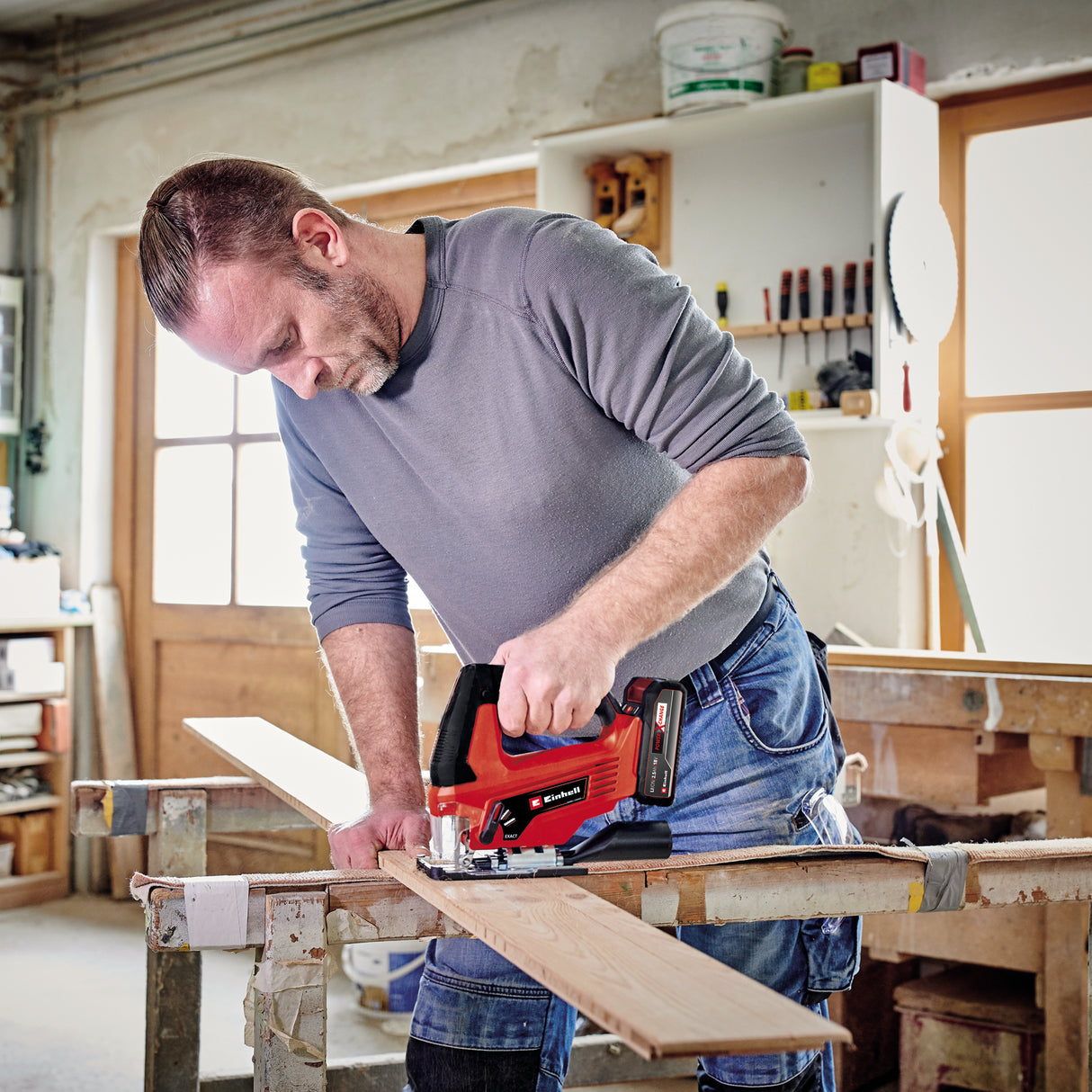 Einhell akkus szúrófűrész TC-JS 18 Li (1x2,5 Ah Power X-Change (Li-ion, 18 V, ingafunkció, porelszívó adapter, 1x 2,5 Ah akkumulátorral, töltővel és táskával)