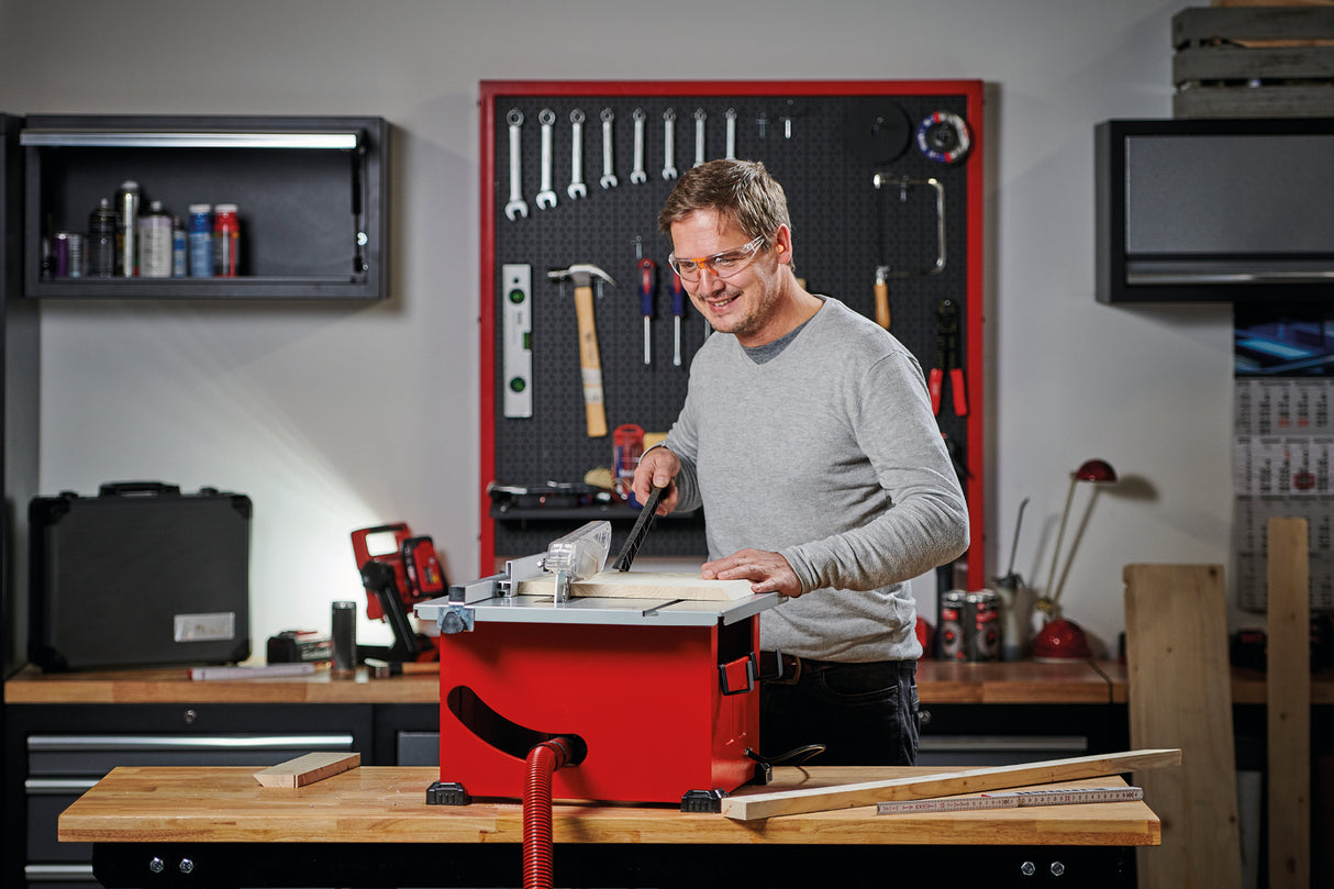 Einhell TC-TS 210 asztali körfűrész max. 1200 W, túlterhelés elleni védelem, párhuzamos ütköző szorítóval, szögütköző +/- 60°, fűrészlap magasságállítás + 45°-ig dönthető