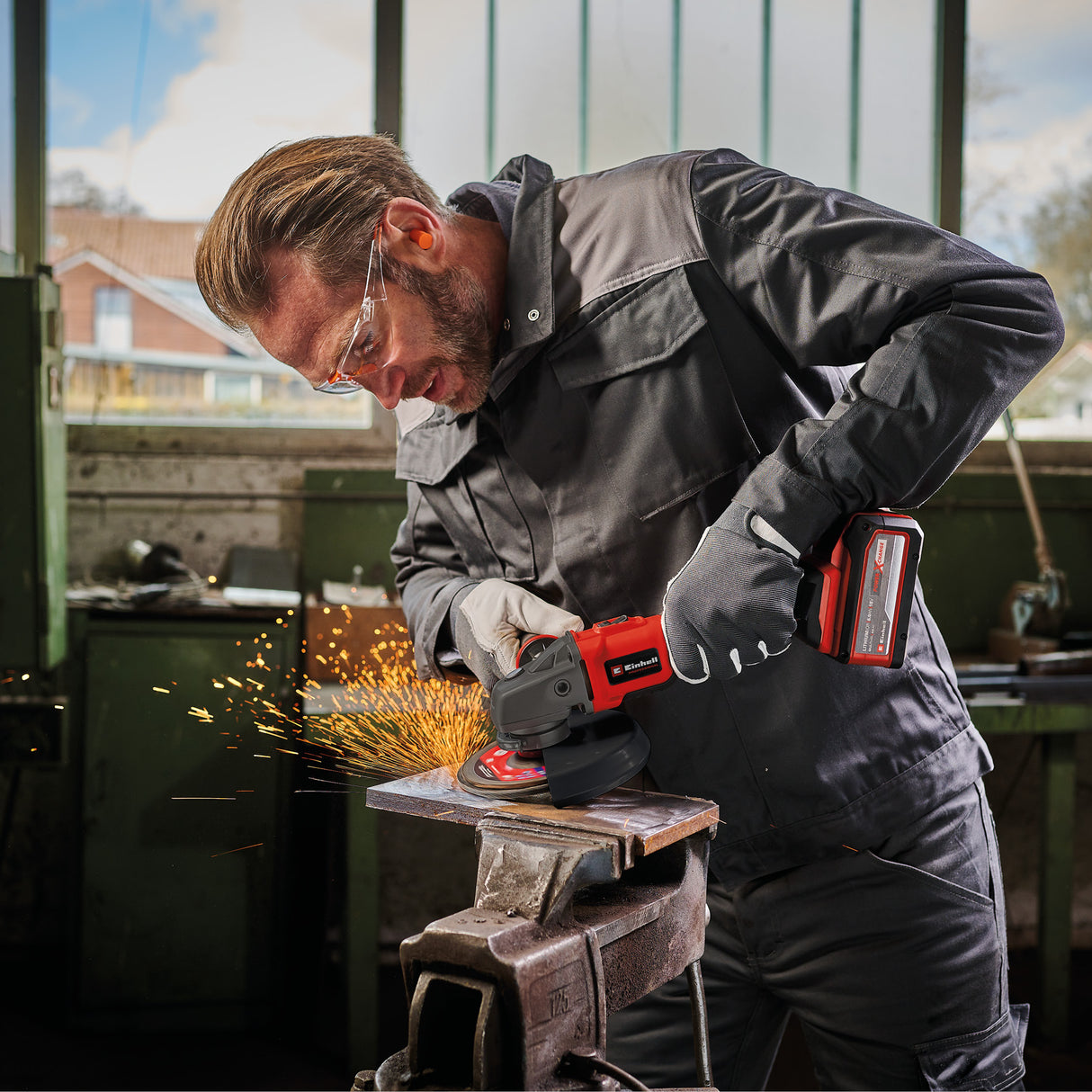 Einhell Professional AXXIO 18/150 Power X-Change akkus sarokcsiszoló, 18V, 700 W, szénkefe nélküli motor, lágyindítás, tárcsavédelem, túlterhelés-lekapcsolás, akkumulátor nélkül, vágókoronggal együtt