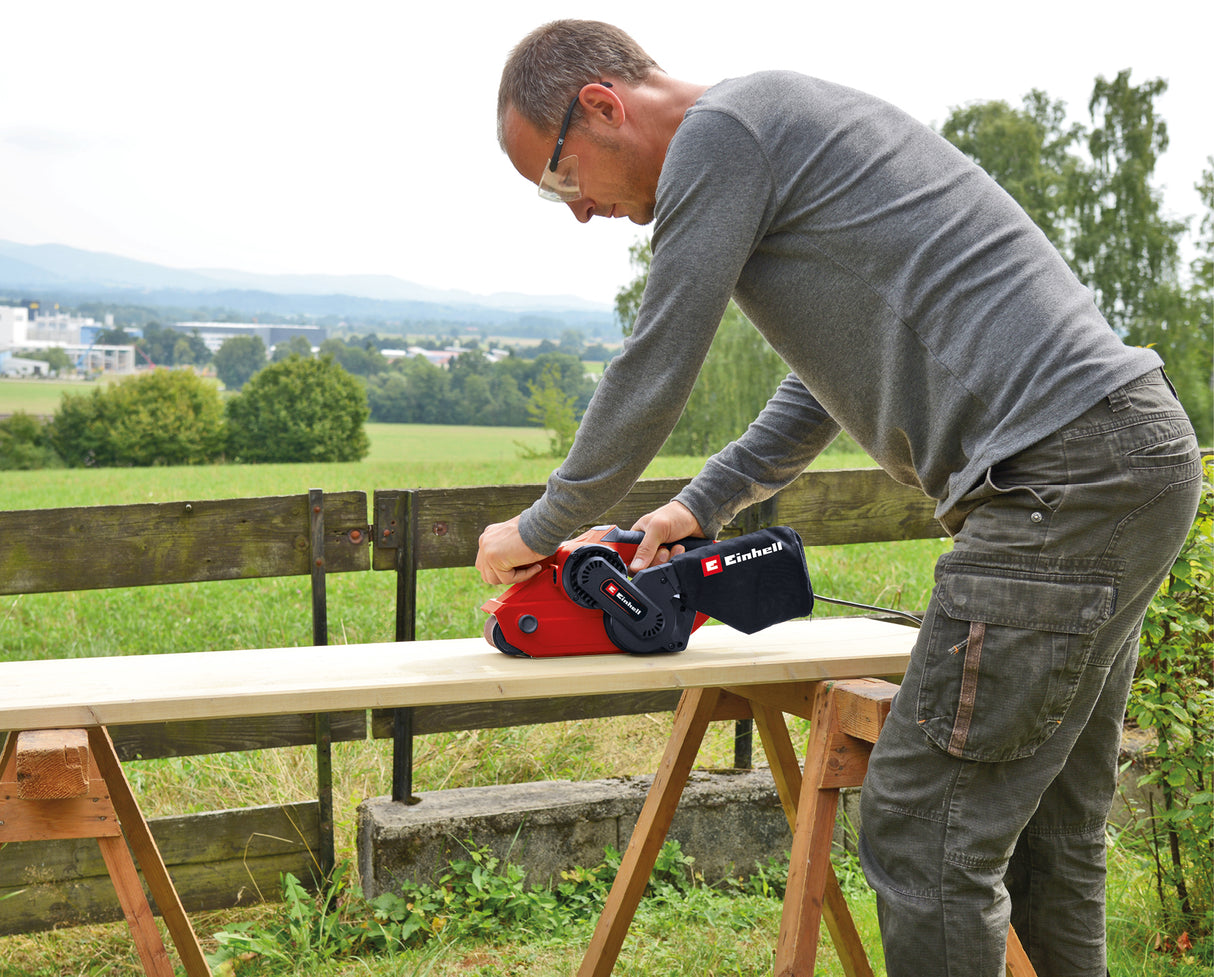 Slefuitor cu banda Einhell TC-BS 8038 (800 W, deplasare precisa a benzii cu reglare fina, insertie de protectie ceramica, maner suplimentar, iesire integrata de aspirare a prafului, incl. banda de slefuit