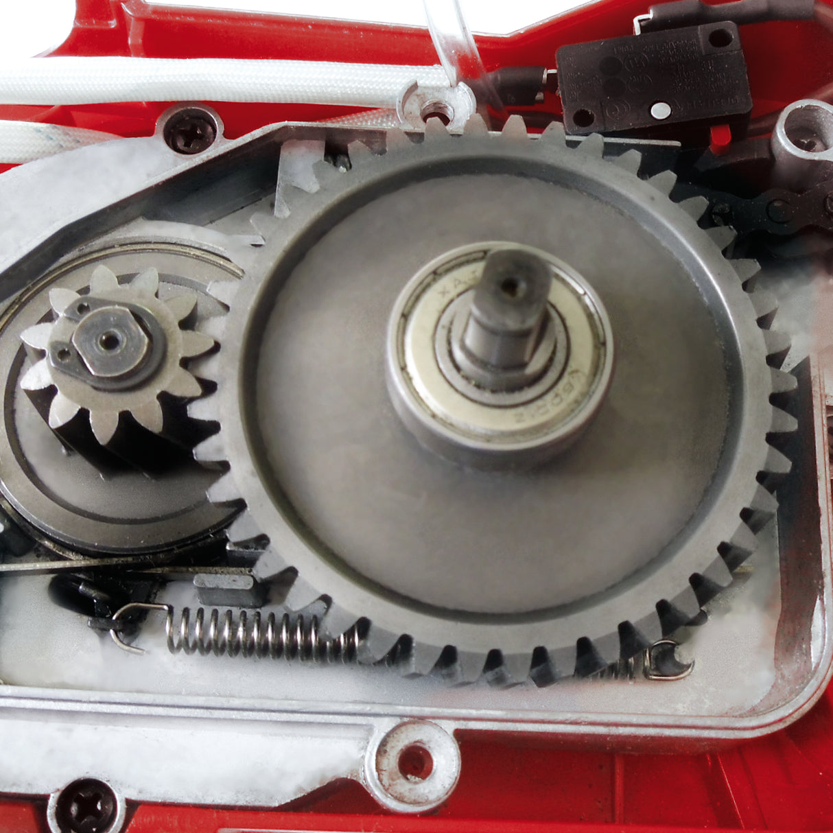 Drujba electrica Einhell GE-EC2240, 2200 wati, lungime de taiere de 375 mm, lant si lama de calitate Oregon, pornire lina, protectie anti-recul si surub de blocare a lantului