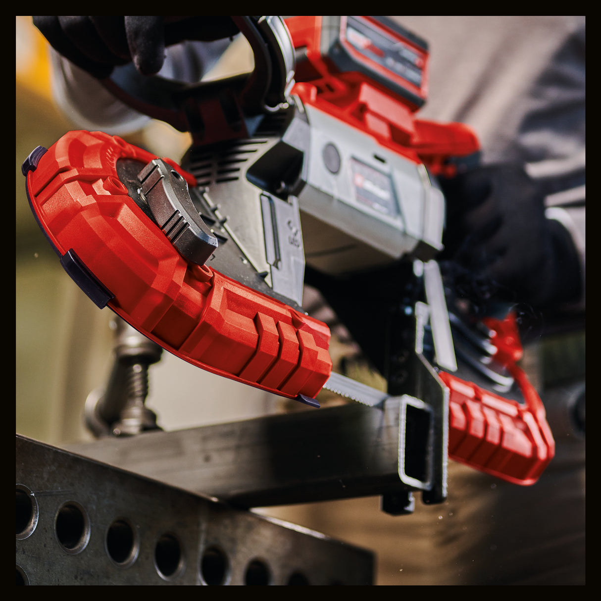 Fierastrau cu banda pe acumulator Einhell TE-MB 18/127 Li-Solo Power X-Change , 18V, inaltime de taiere 115 mm, latime de taiere 127 mm, lumina LED, incl. 2x benzi de Fierastrau pentru metal, fara acumulator