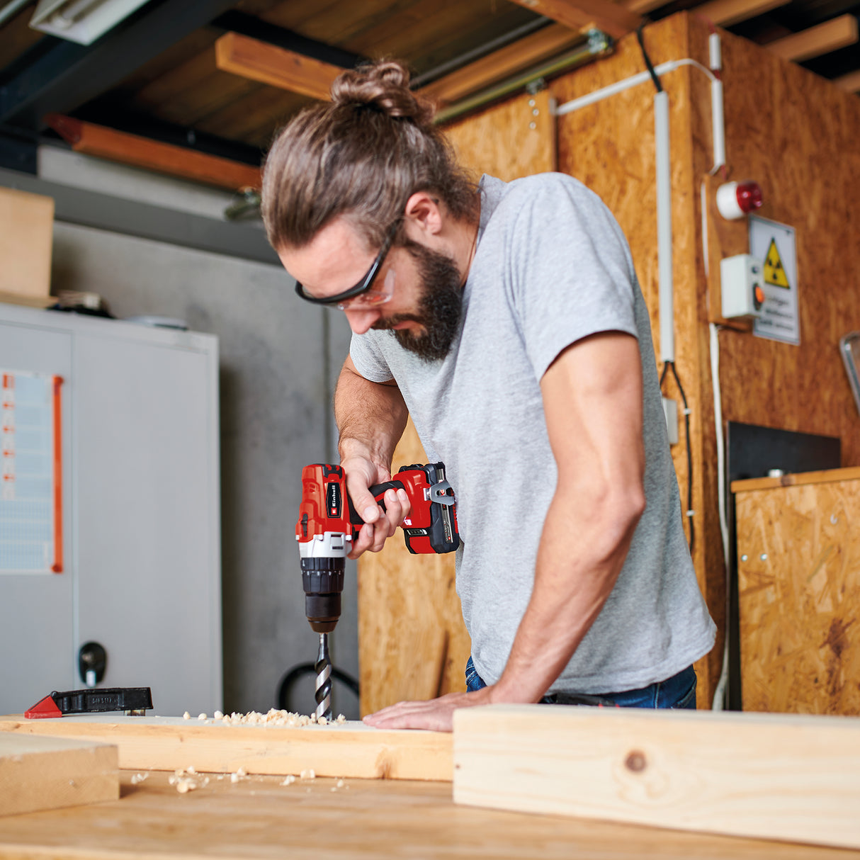 Einhell akkus ütvefúró-csavarozó TE-CD 18/2 Li-i +22, 1 x 2,5 Ah Power X-Change Li-ion, 18 V, 44 Nm, 2 sebességes hajtómű, 2,5 Ah-s akkumulátorral, gyorstöltővel, 22 részes bitkészlettel és táskával