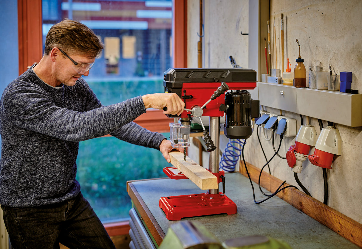 Einhell TC-BD 450 asztali fúrógép, 450 W, akár 2650 fordulat/perc, 5 sebességfokozat, maximális fúrási mélység 50 mm, fúrási mélységkijelző, állítható mélységütköző, dönthető/forgatható és magasságban állítható fúróasztal