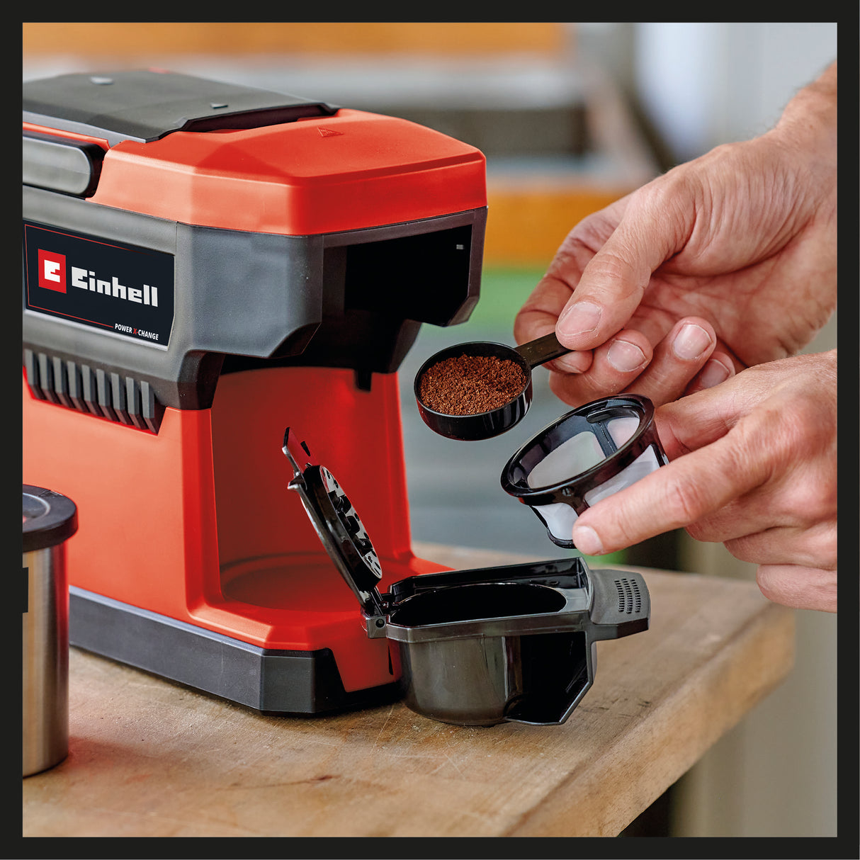 Einhell TE-CF 18 Li-Solo Power X-Change akkus kávéfőző (18 V, 240 ml-es víztartály, filteres kávéhoz és kávépárnákhoz, hordozófogantyú, fedeles pohárral együtt, akkumulátor nélkül).