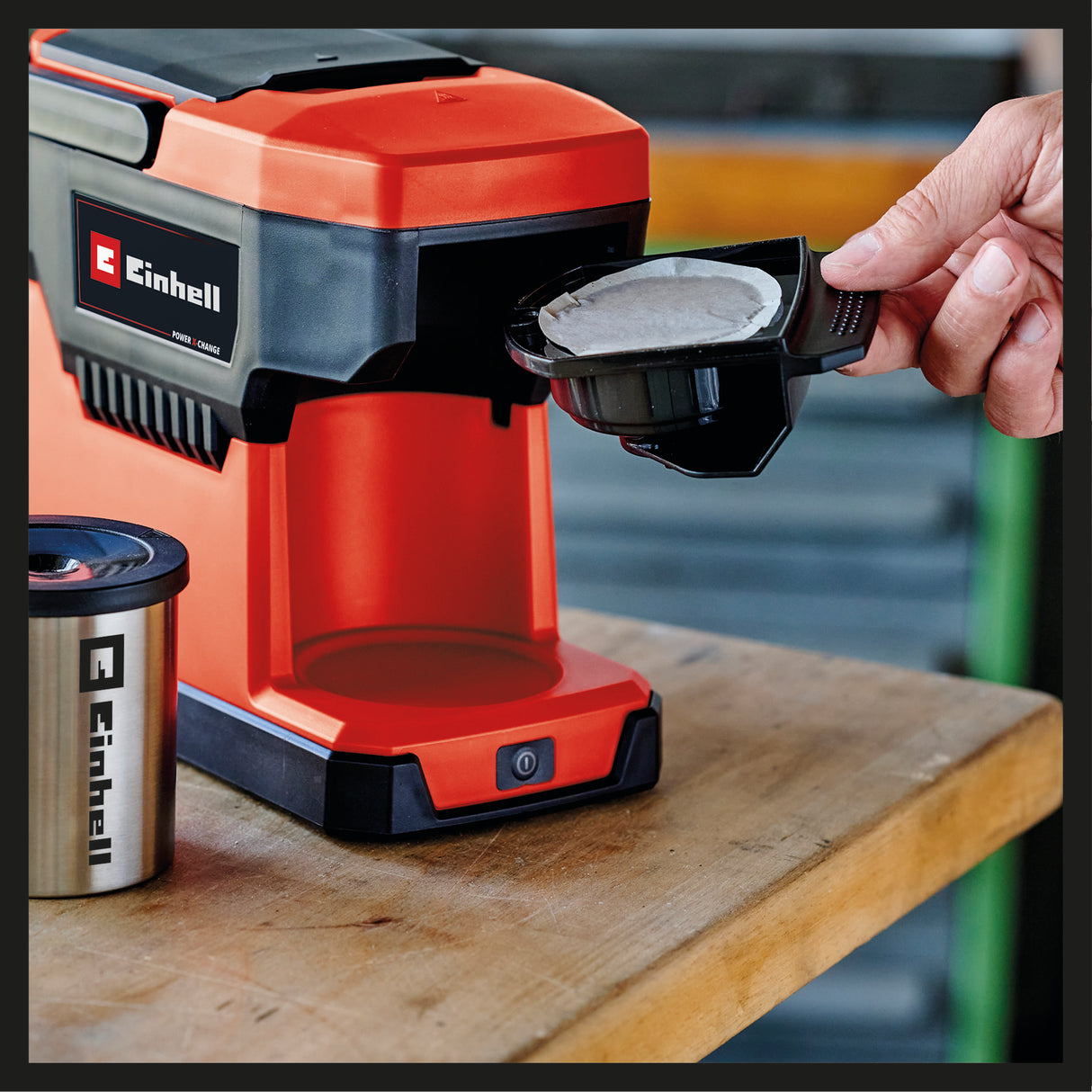 Einhell TE-CF 18 Li-Solo Power X-Change akkus kávéfőző (18 V, 240 ml-es víztartály, filteres kávéhoz és kávépárnákhoz, hordozófogantyú, fedeles pohárral együtt, akkumulátor nélkül).
