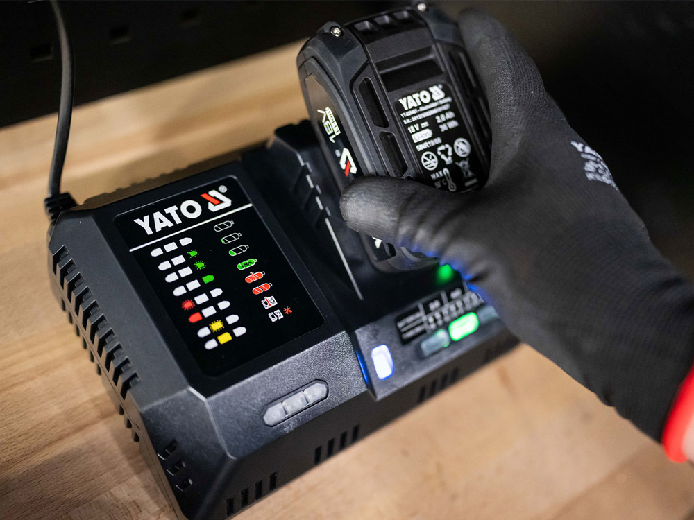 18 V-os gyorstöltő YATO YT-828502 (2,4 - 12 A)