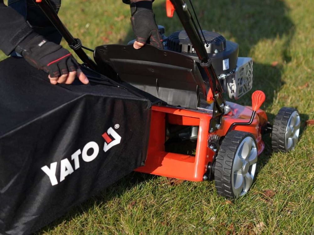 MASINA DE TUNS IARBA YATO YT-85521 , PE BENZINA, CU AUTOPROPULSIE, 41CM