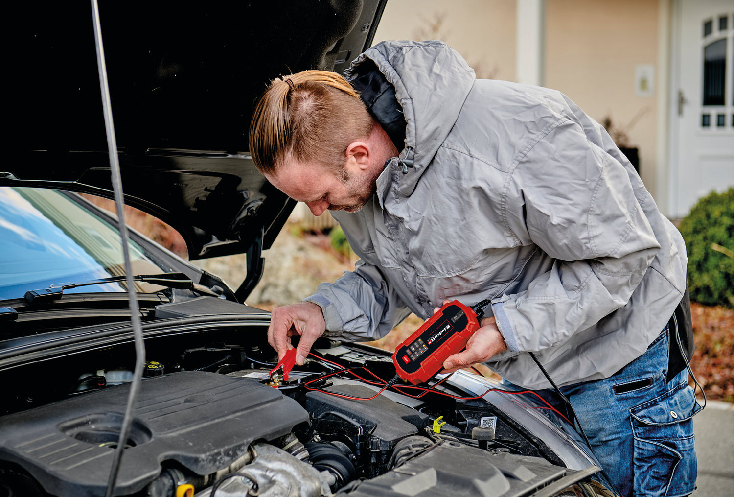 Einhell CE-BC 2 M autós töltő, intelligens akkumulátortöltő mikroprocesszoros vezérléssel különféle típusú akkumulátorokhoz, beleértve az autó/motor akkumulátorokat is, töltőáram max. 2 amper