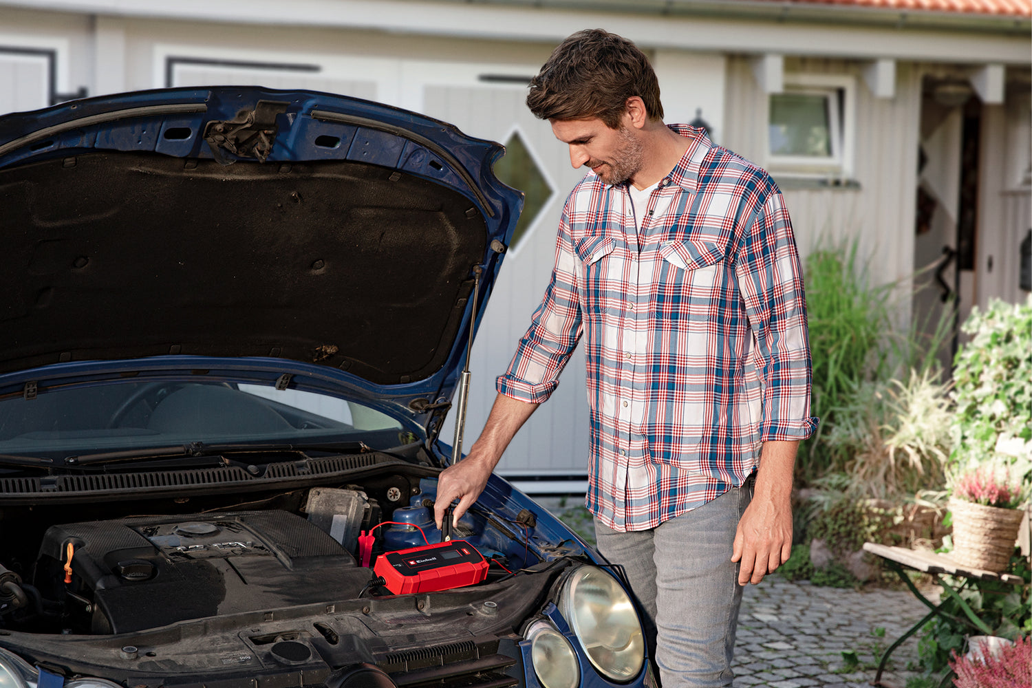 Einhell CE-BC 10 M autós töltő, intelligens akkumulátortöltő mikroprocesszoros vezérléssel különféle típusú akkumulátorokhoz, beleértve az autó/motor akkumulátorokat is, töltési áram max. 10 amper