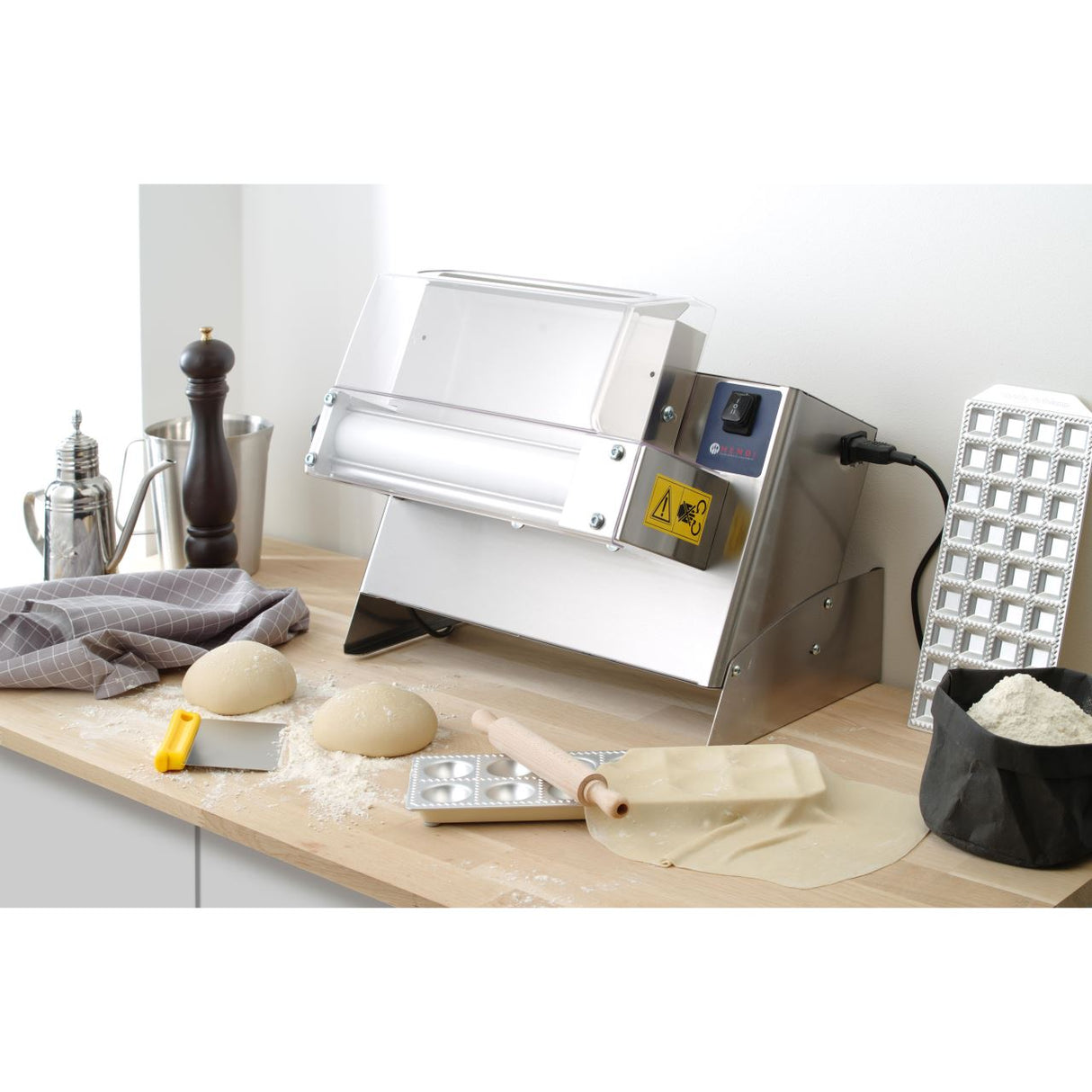 Aparat electric pentru formatare aluat de pizza sau paste, Hendi 300, 1 Rola, 250 W diametru disc aluat de la 14 cm pana la 30 cm 480x335x(H)430mm
