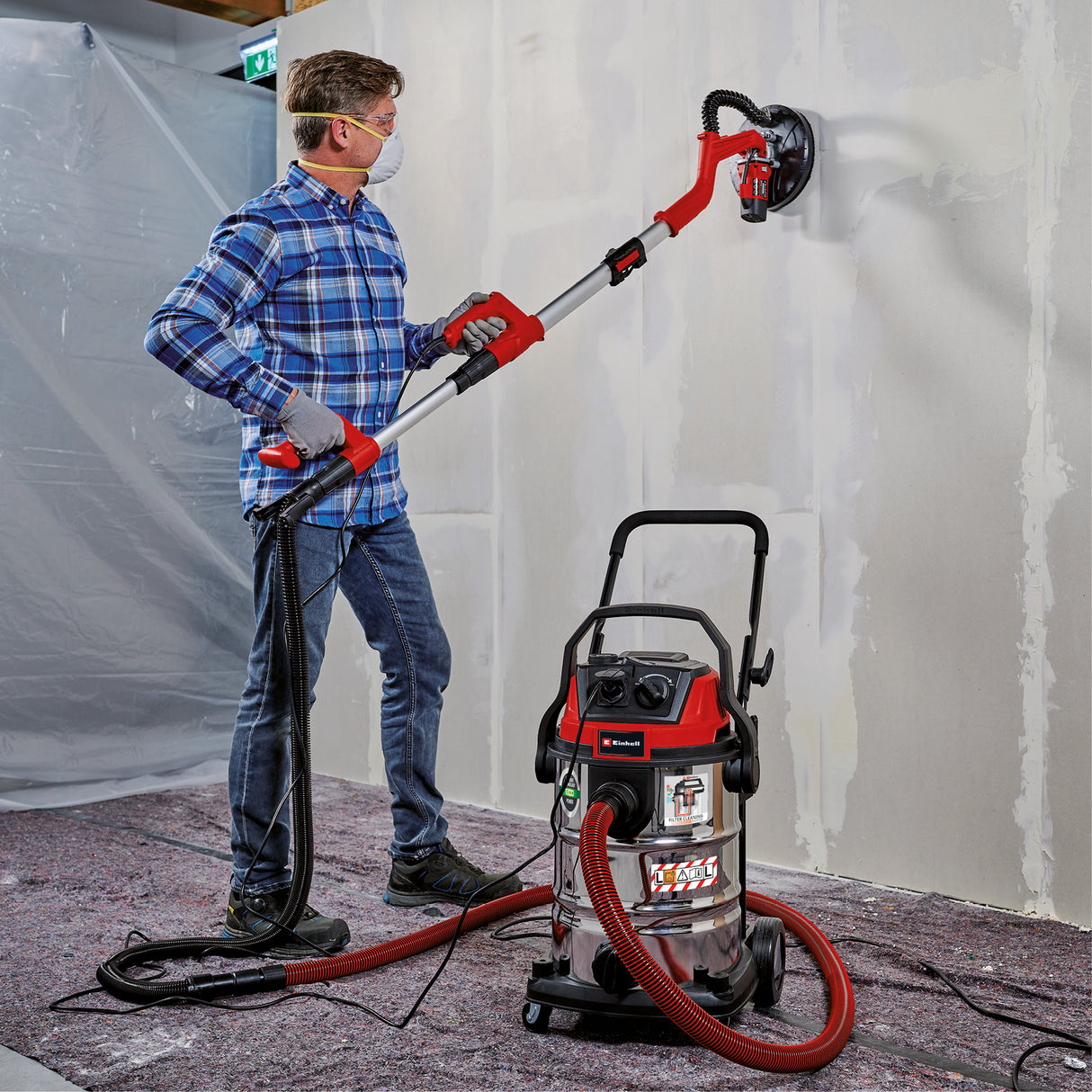 Aspirator umed/uscat Einhell TE-VC 2230 SACL, 1.400 W, 220 mbar, raza de operare 8 m, filtru plisat HEPA inclusiv sistem de curatare a filtrului, recipient de 30 l, clasa de protectie la praf L, priza automata de 2.000 W