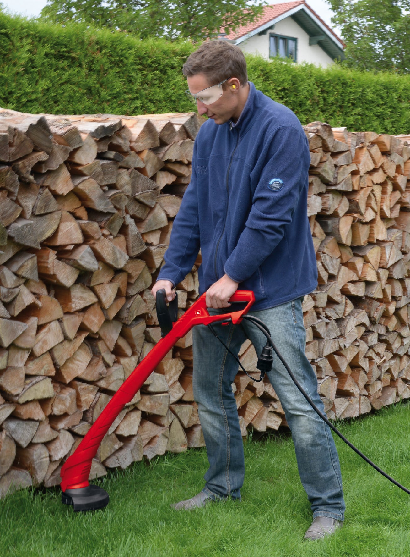 Einhell GC-ET 3023 elektromos fűszegélynyíró/gyepszegélynyíró (300 W, 11 000 fordulat/perc, vágási szélesség 230 mm, extra markolat, automatikus gurulórendszer, kábelkioldó)