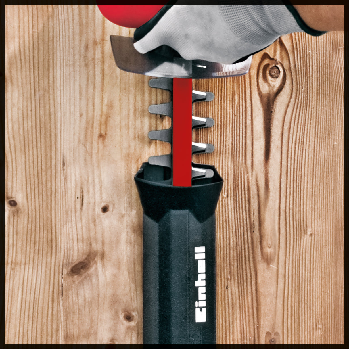 Trimmer electric pentru gard viu Einhell GE-EH 7067 (700 W, lama din otel slefuit cu diamant, taiat cu laser, angrenaj metalic, protectie la impact, inclusiv protectie la taietor