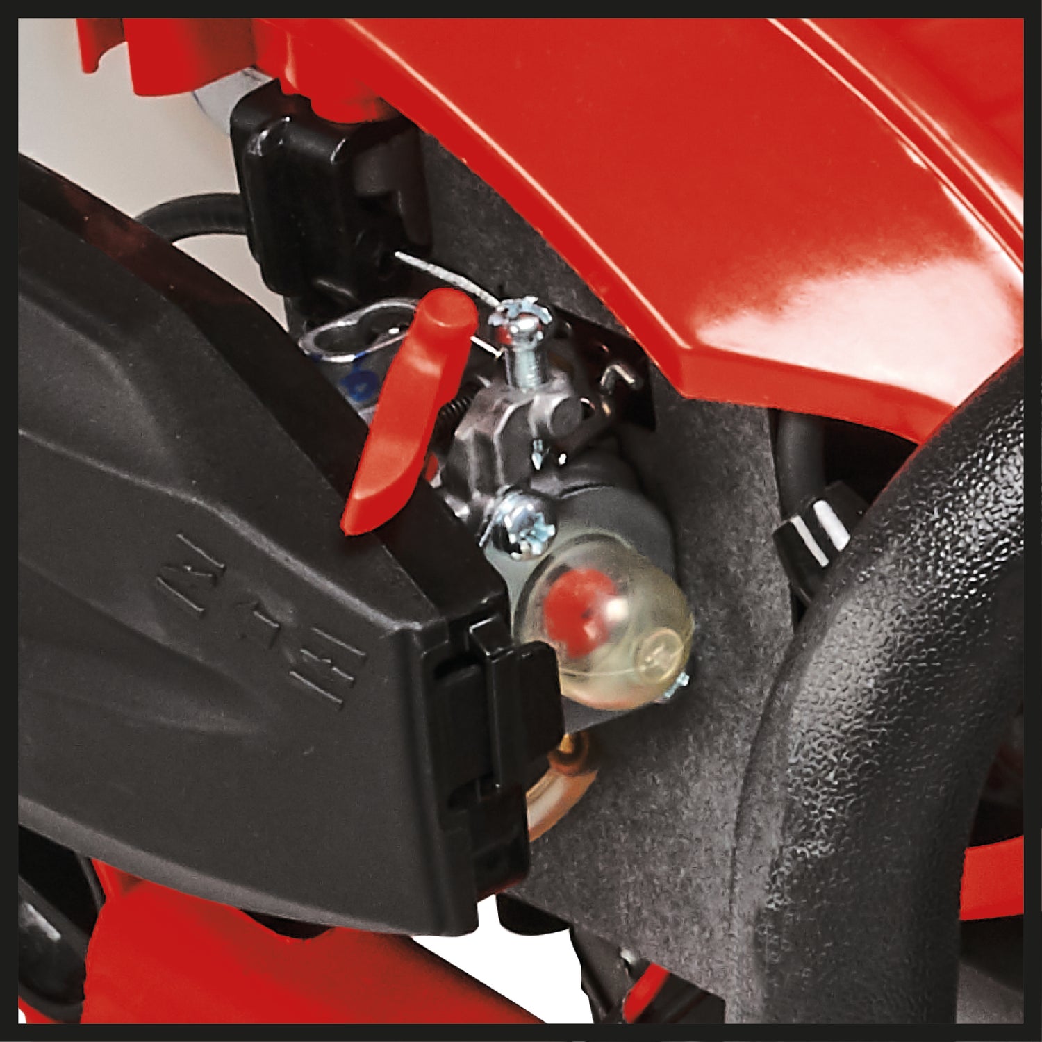 Masina de tuns gard viu pe benzina Einhell GE-PH 2555 A, 24,5 cm³, lungime de taiere 55 cm, distanta intre dinti 28 mm, ambreiaj centrifugal, maner rotativ, sistem antivibratii