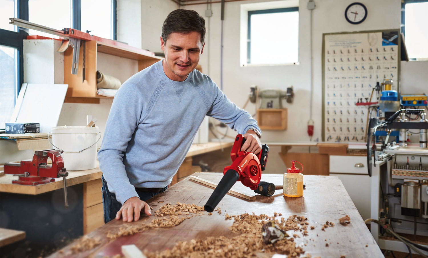 Einhell TE-CB 18/180 Li-Solo Power X-Change akkus lombfúvó, lítium-ion akkumulátorral, akár 180 km/h légáramlással. Üresjárati fordulatszám 15 500 ford/perc, 2 sebességfokozat, puha markolat, akkumulátor és töltő nélkül.