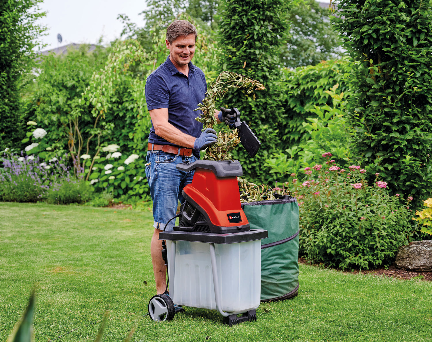 Tocator electric de crengi si resturi vegetale cu lame Einhell GC-KS 2540 CB, 2.500 W, grosime maxima a crengilor de 40 mm, 2 lame reversibile din otel, cutie de colectare de 55 L, maner de transport, compactor