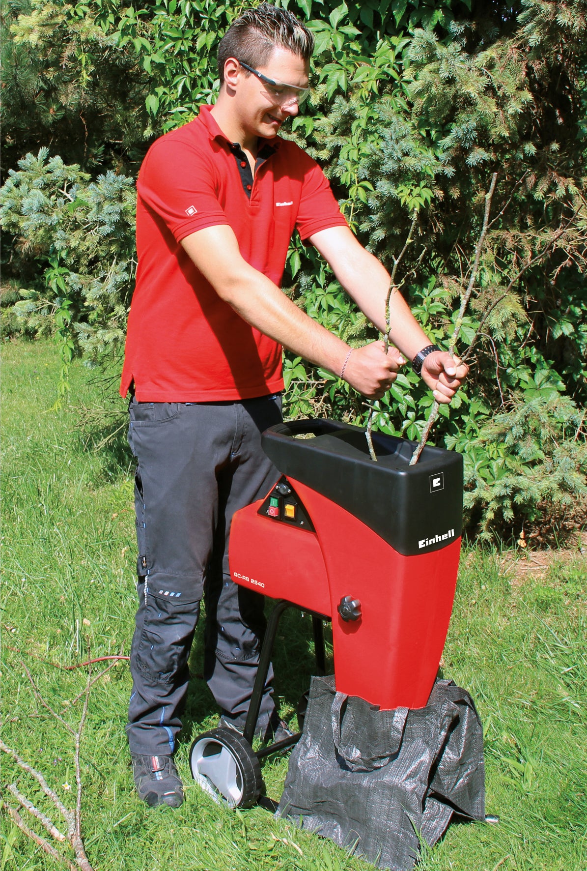 Einhell GC-RS 2540 csendes elektromos ág- és növényi hulladék aprító, vágóhenger, irányváltó, nagy tartálynyílás, robusztus alváz, beleértve a kerti hulladékgyűjtő zsákot