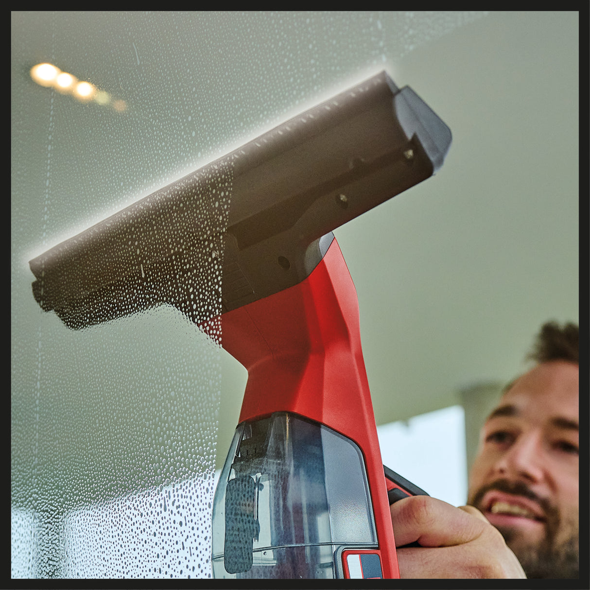 Einhell BRILLIANTO Power X-Change akkus ablaktisztító (18 V, 28 cm hosszú szívófej, csíkmentes tisztítás, mikroszálas kendővel ellátott szóróflakonnal, akkumulátor nélkül)