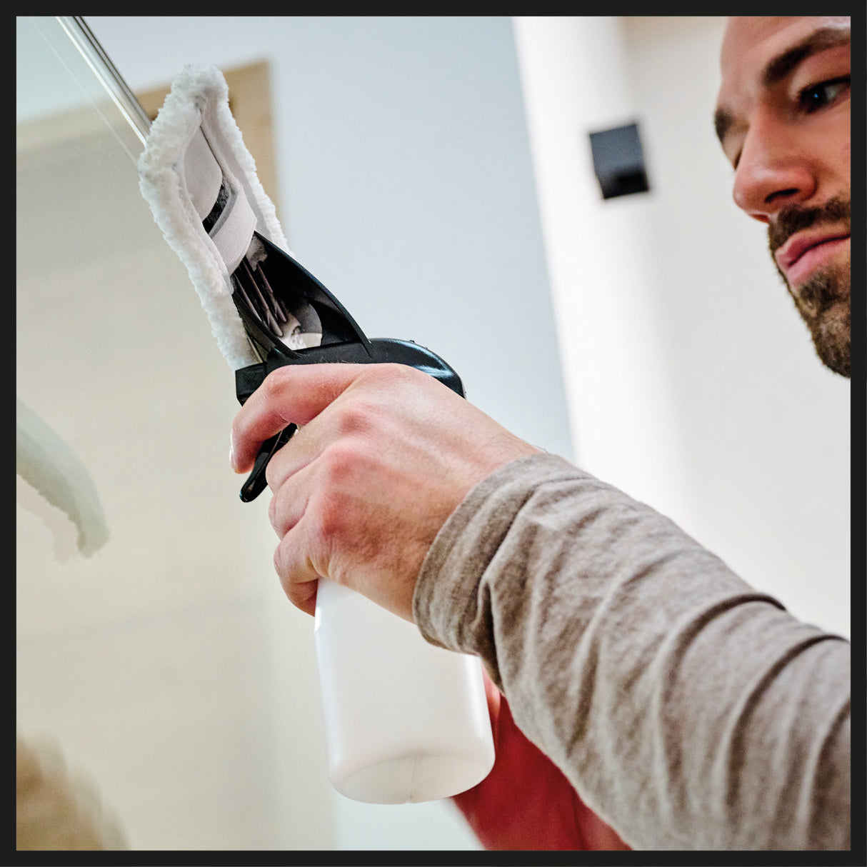 Einhell BRILLIANTO Power X-Change akkus ablaktisztító (18 V, 28 cm hosszú szívófej, csíkmentes tisztítás, mikroszálas kendővel ellátott szóróflakonnal, akkumulátor nélkül)