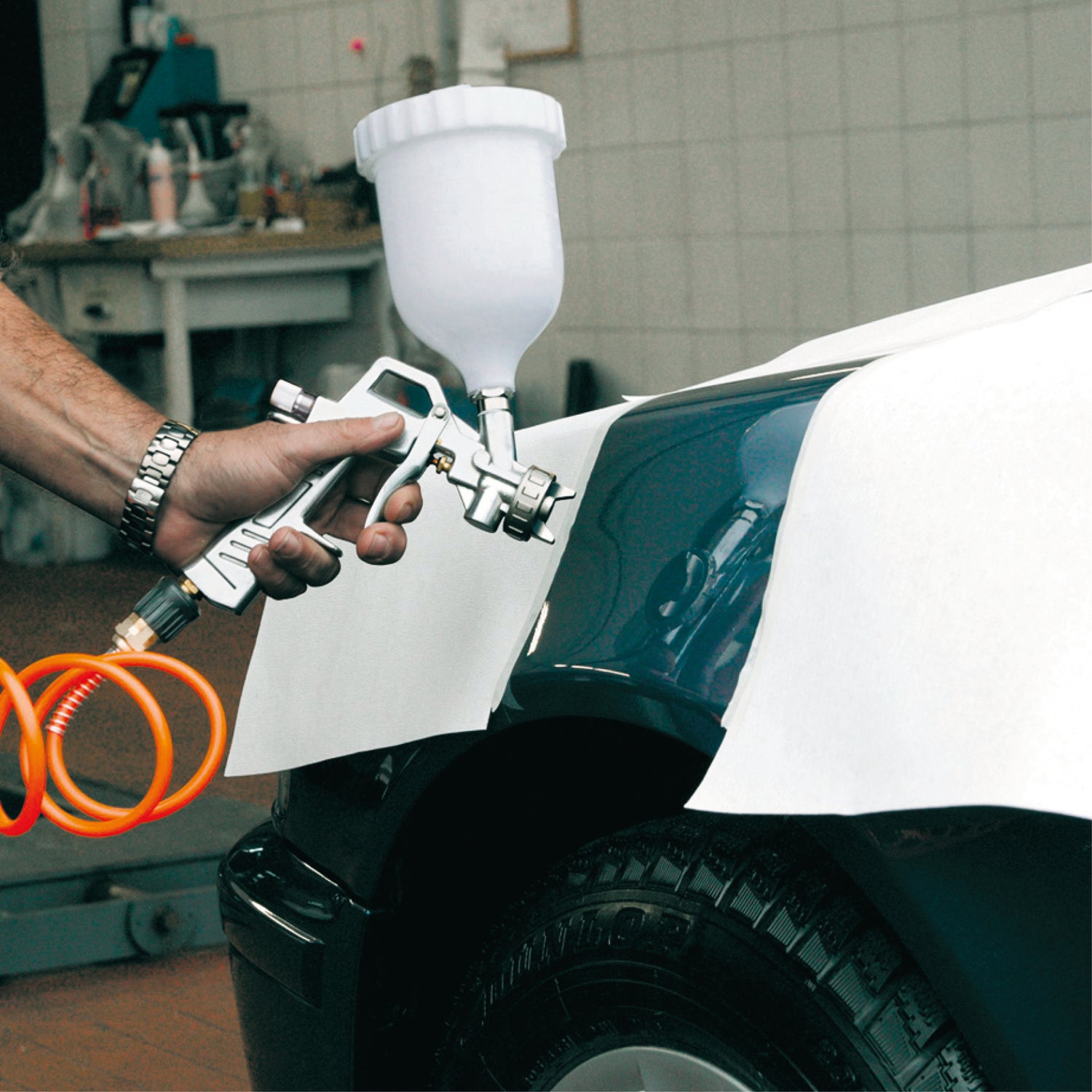 Pistol de vopsit original Einhell cu cupa de debit gravitationala, accesorii compresor, rezervor de 600 ml, regulator cantitate vopsea, regulator fascicul punctual/larg, duza rotativa, incl. niplu de conectare