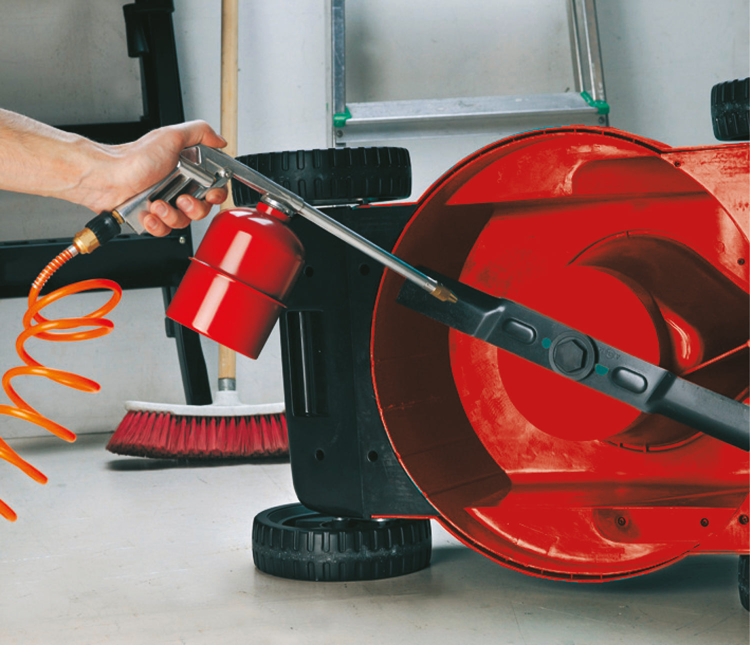 Eredeti Einhell szórópisztoly, kompresszor tartozékok, 900 ml-es szívócső, fokozatmentesen állítható adagolókar, forgó fúvóka, dugós csatlakozóval együtt