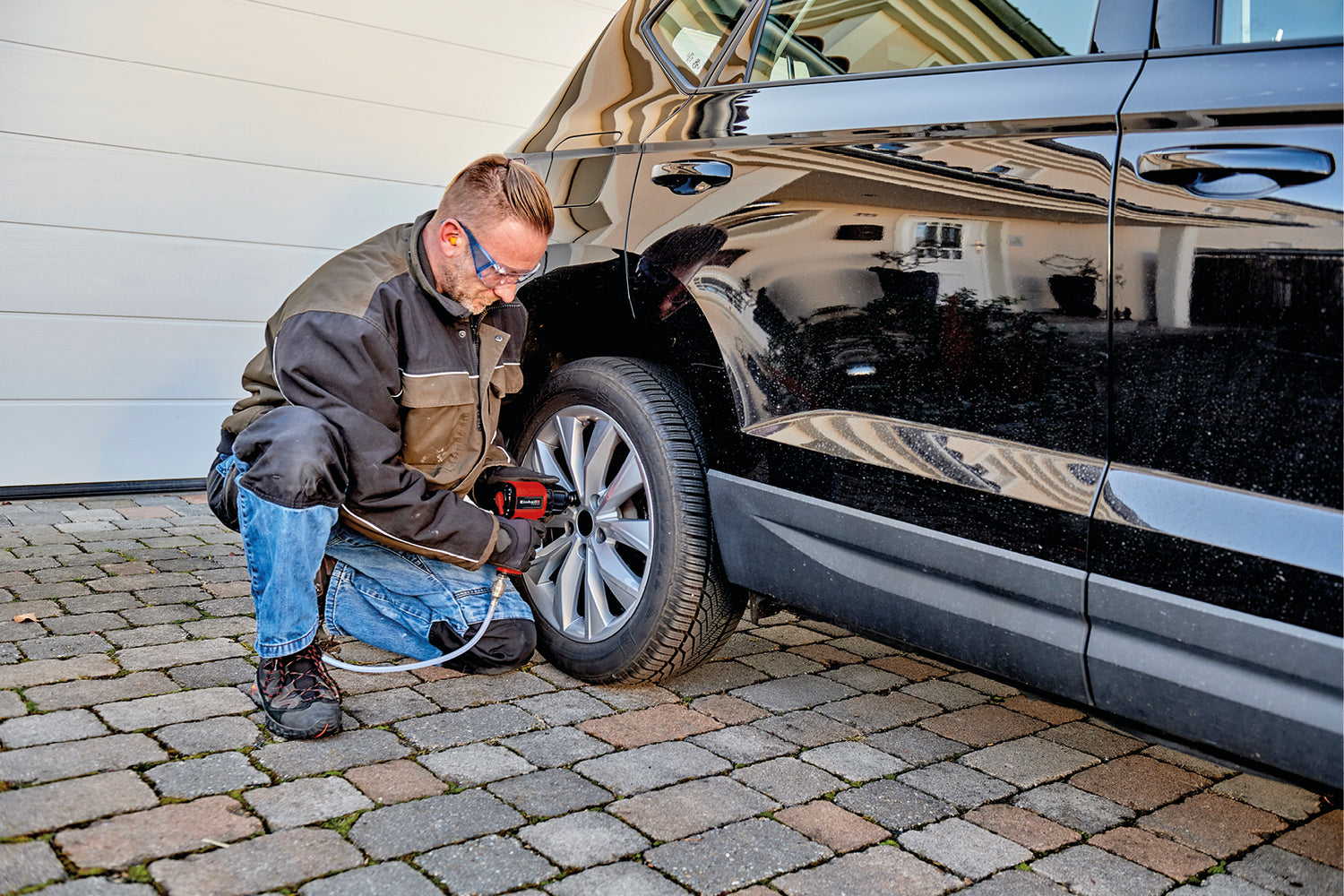 Einhell TC-PW 340 pneumatikus ütvecsavarozó, maximális nyomaték 340 Nm, balra/jobbra forgás, gumírozott fogantyú, 8 db fúrófejes dugókulccsal, üres olajtartállyal, csatlakozónippel