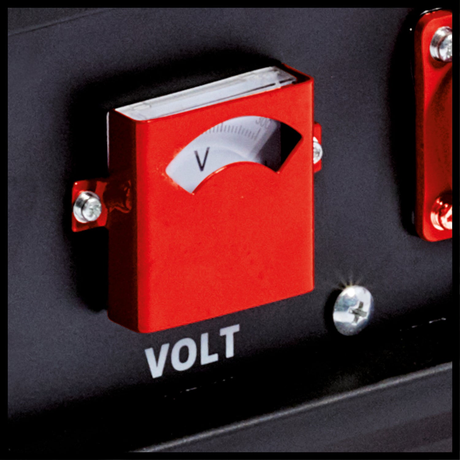 Einhell áramfejlesztő, benzinmotoros TC-PG 25/1/E5, 2100 W folyamatos teljesítmény, névleges áram 9,1 A 230 V-on, max. 2400 W, alacsony kibocsátású 4 ütemű motor, 2 db 230 V-os aljzat voltmérővel, 15 literes benzintank