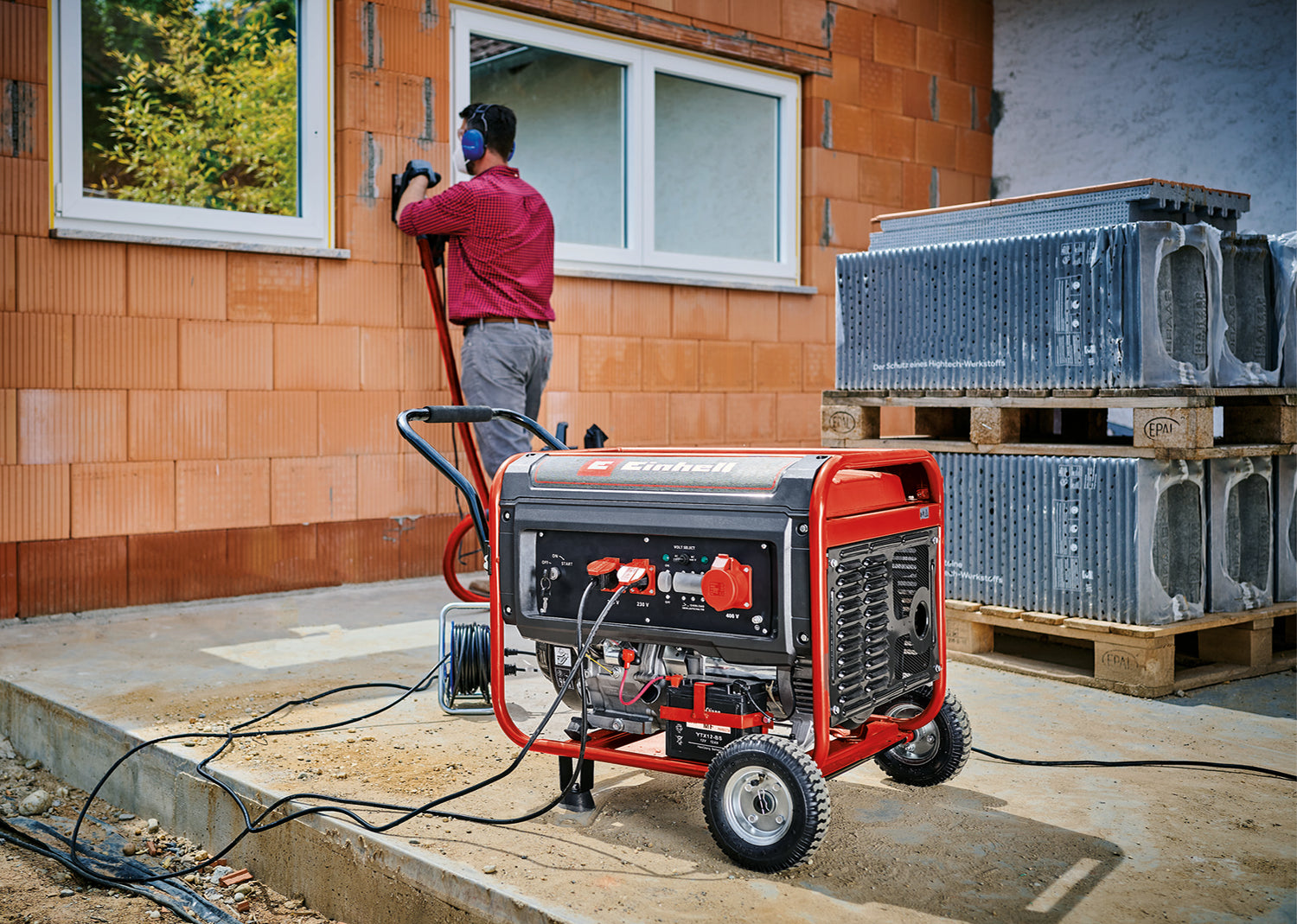 Einhell áramfejlesztő, benzinmotoros TC-PG 65/E5, folyamatos teljesítmény 3,2 kW 230 V-on és 3,6 kW 400 V-on, névleges áram 13 A 230 V-on, 25 literes tartály Super E5 benzinhez