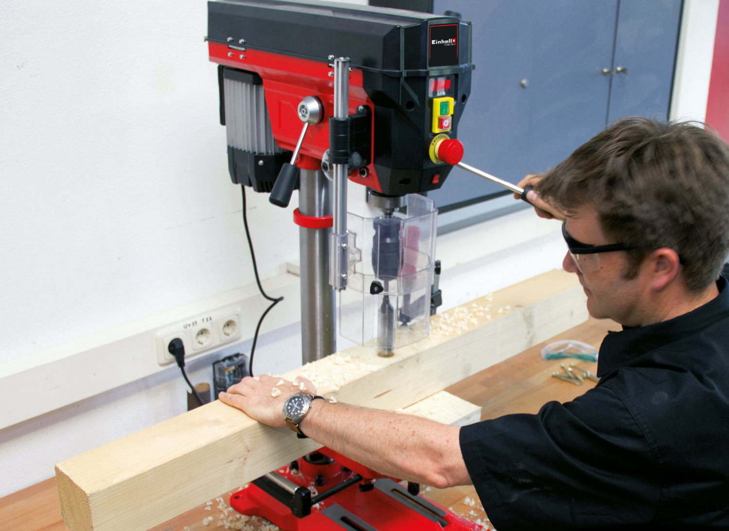 Masina de gaurit cu coloana Einhell TE-BD 750 E, 750 W, 450 - 2500 rpm, motor cu inductie, control infinit al vitezei, mandrina cu schimbare rapida pentru burghie de la 1 mm la 16 mm, mandrina MK2, opritor de adancime