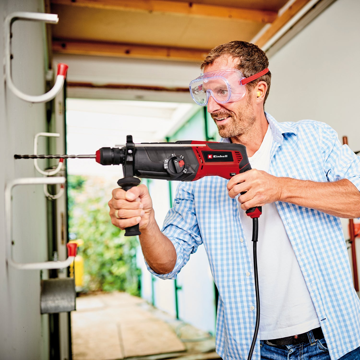 Ciocan rotopercutor Einhell TE-RH 950 5F, 950 W, cutie de viteze cu 2 trepte, rezistenta la impact 3 J, suport SDS Plus, capacitate de gaurire 28 mm in beton, opritor de adancime de gaurire, livrat intr-o cutie