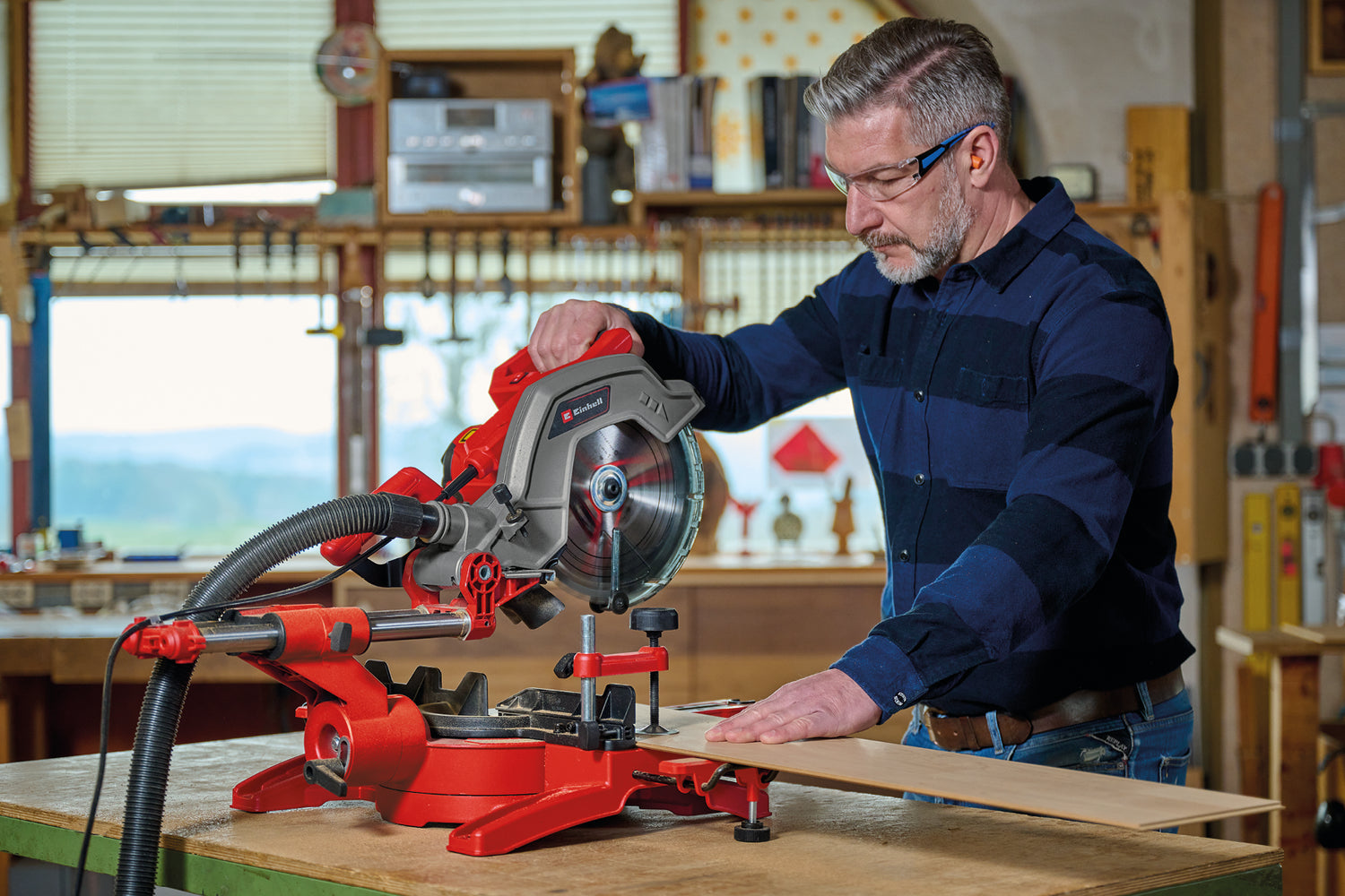 Fierastrau circular glisant Einhell TC-SM 254, 1.900 W, functie de tragere montata pe teava dubla, placa rotativa cu reglare rapida si pozitii de blocare, laser, lama de Fierastrau din carbura
