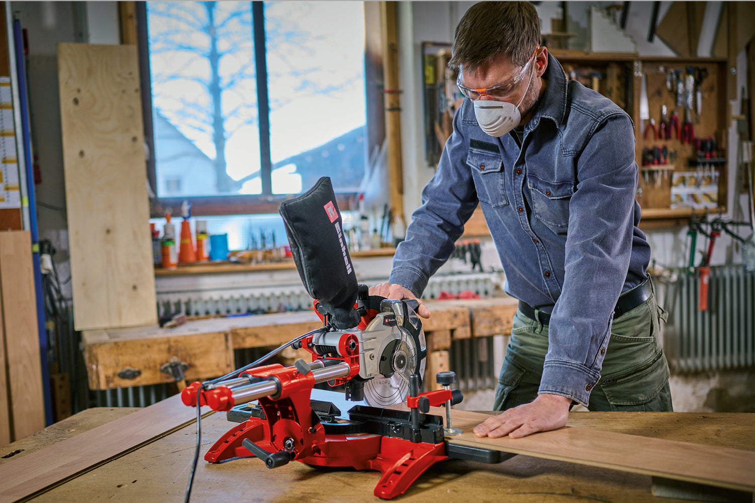 Einhell TC-SM 2131/2 kettős működésű fűrész kereszt- és szögvágáshoz, max. 1800 W, 4900 fordulat/perc, beépített húzófunkció, munkadarab-ütköző, befogószerkezet, keményfém fűrészlap, lézer